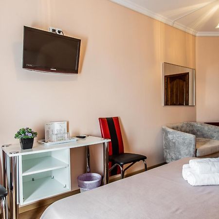 Star Rent Hotel Chişinău Extérieur photo