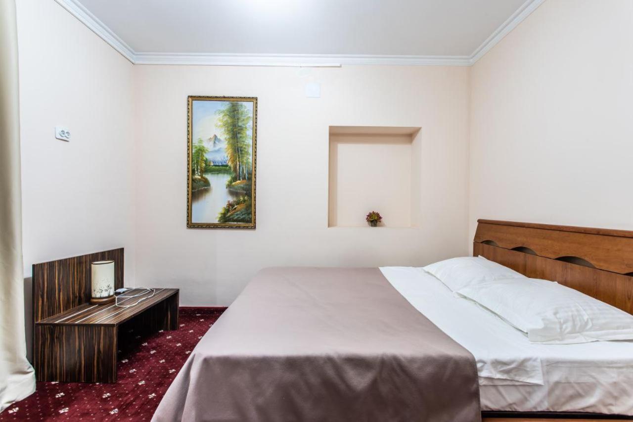 Star Rent Hotel Chişinău Extérieur photo