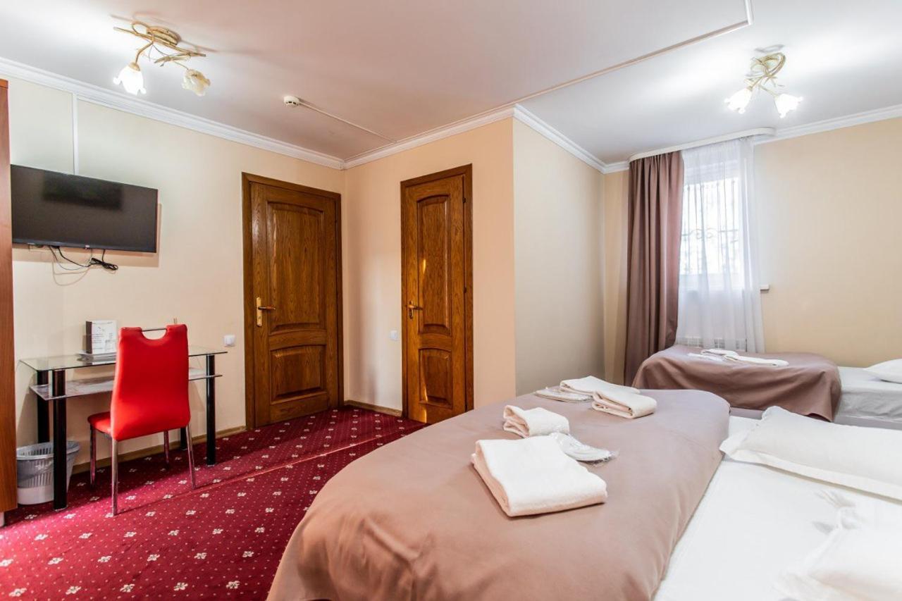Star Rent Hotel Chişinău Extérieur photo