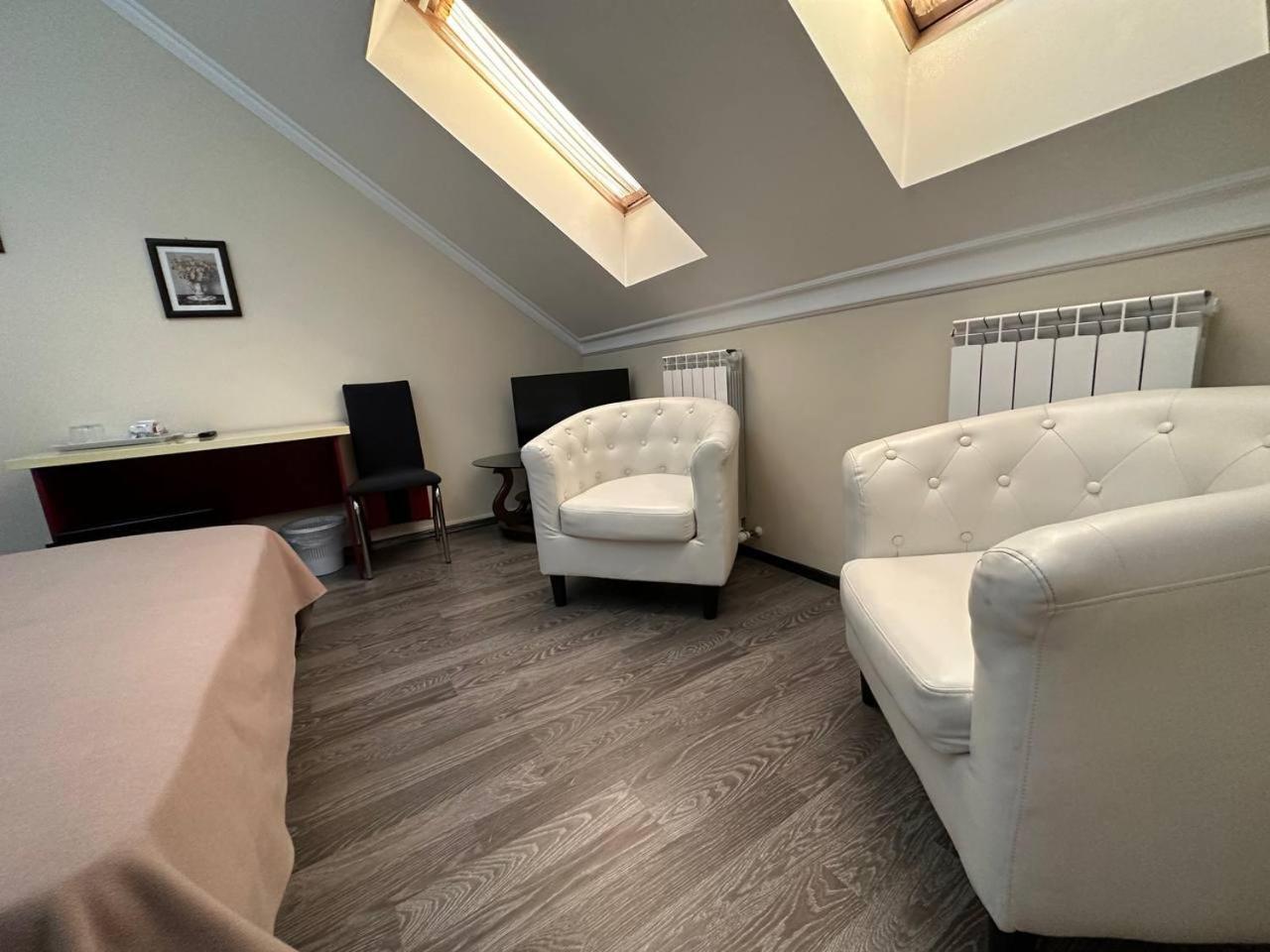 Star Rent Hotel Chişinău Extérieur photo