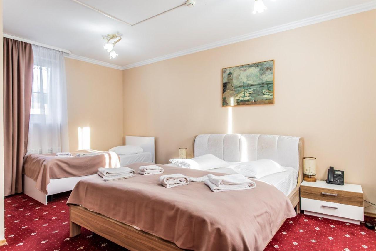 Star Rent Hotel Chişinău Extérieur photo
