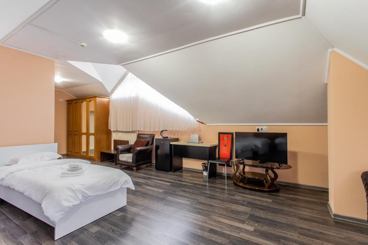 Star Rent Hotel Chişinău Extérieur photo