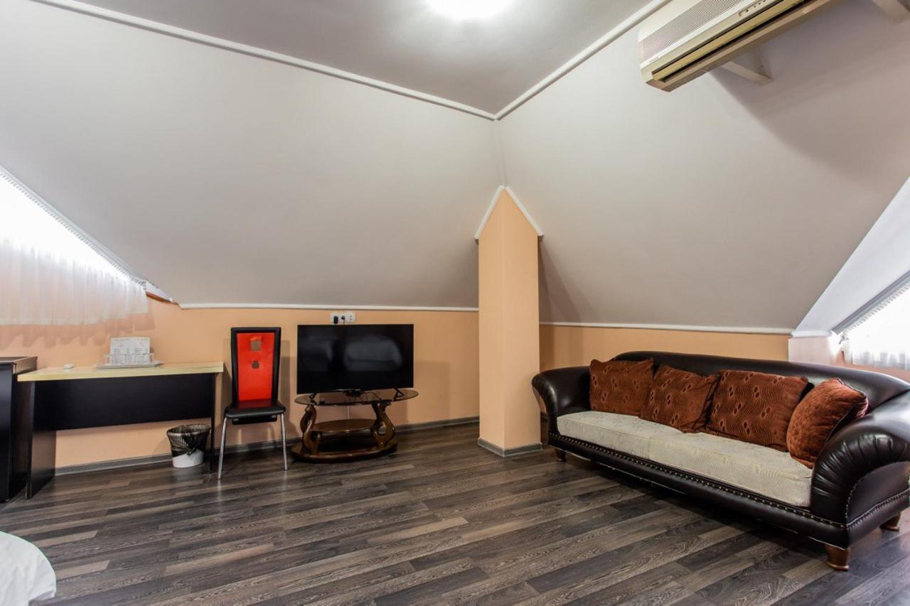Star Rent Hotel Chişinău Extérieur photo