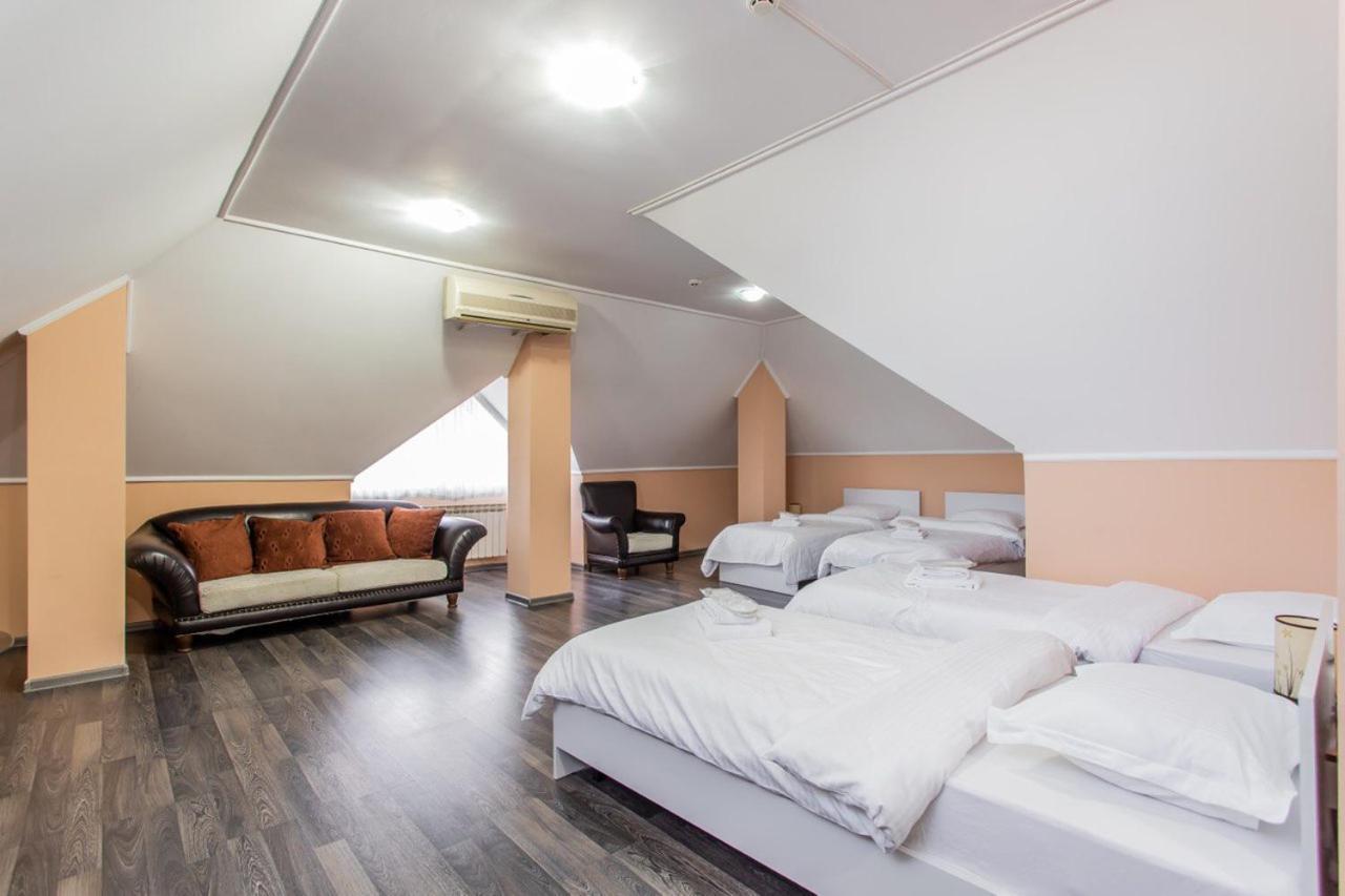 Star Rent Hotel Chişinău Extérieur photo