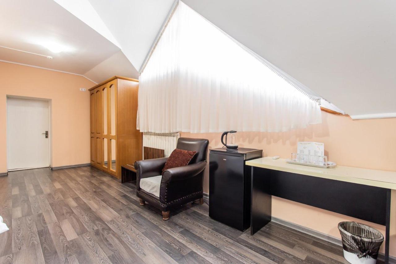 Star Rent Hotel Chişinău Extérieur photo