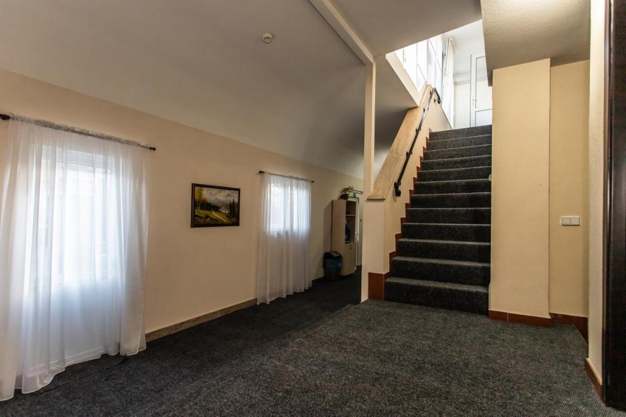 Star Rent Hotel Chişinău Extérieur photo