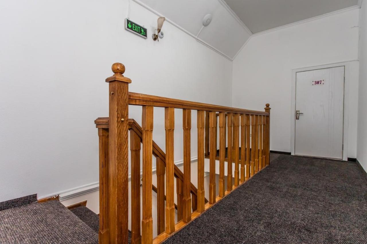 Star Rent Hotel Chişinău Extérieur photo