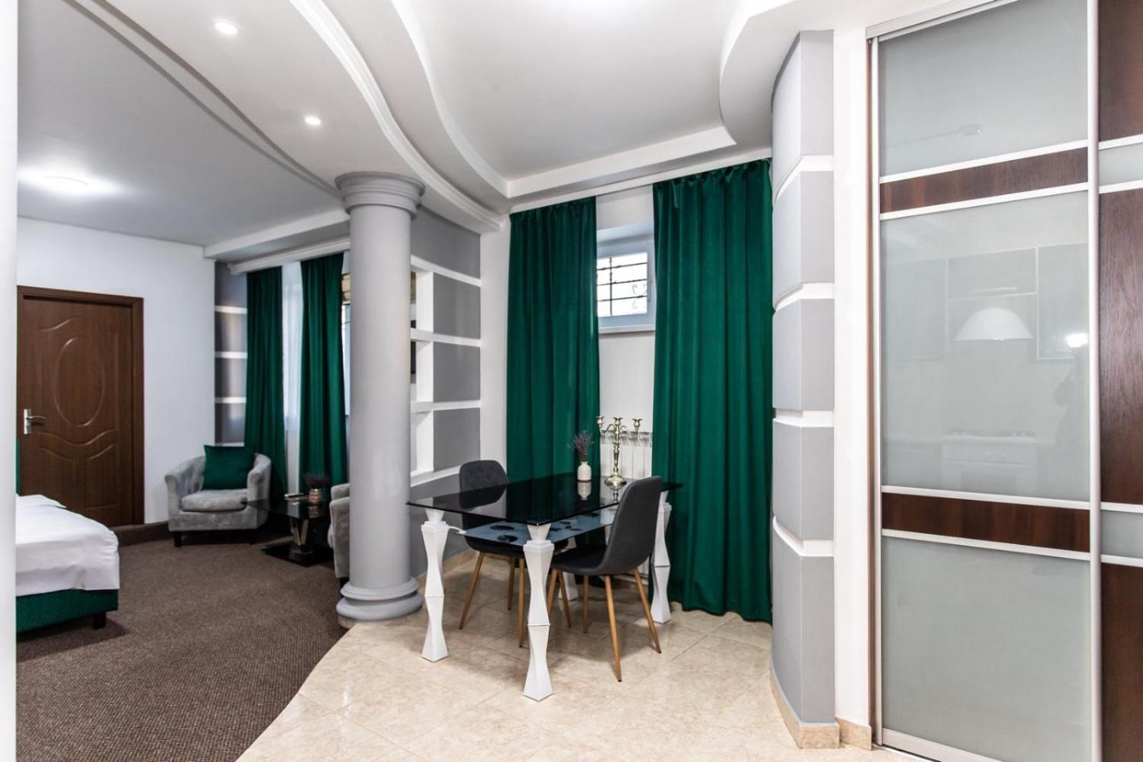 Star Rent Hotel Chişinău Extérieur photo